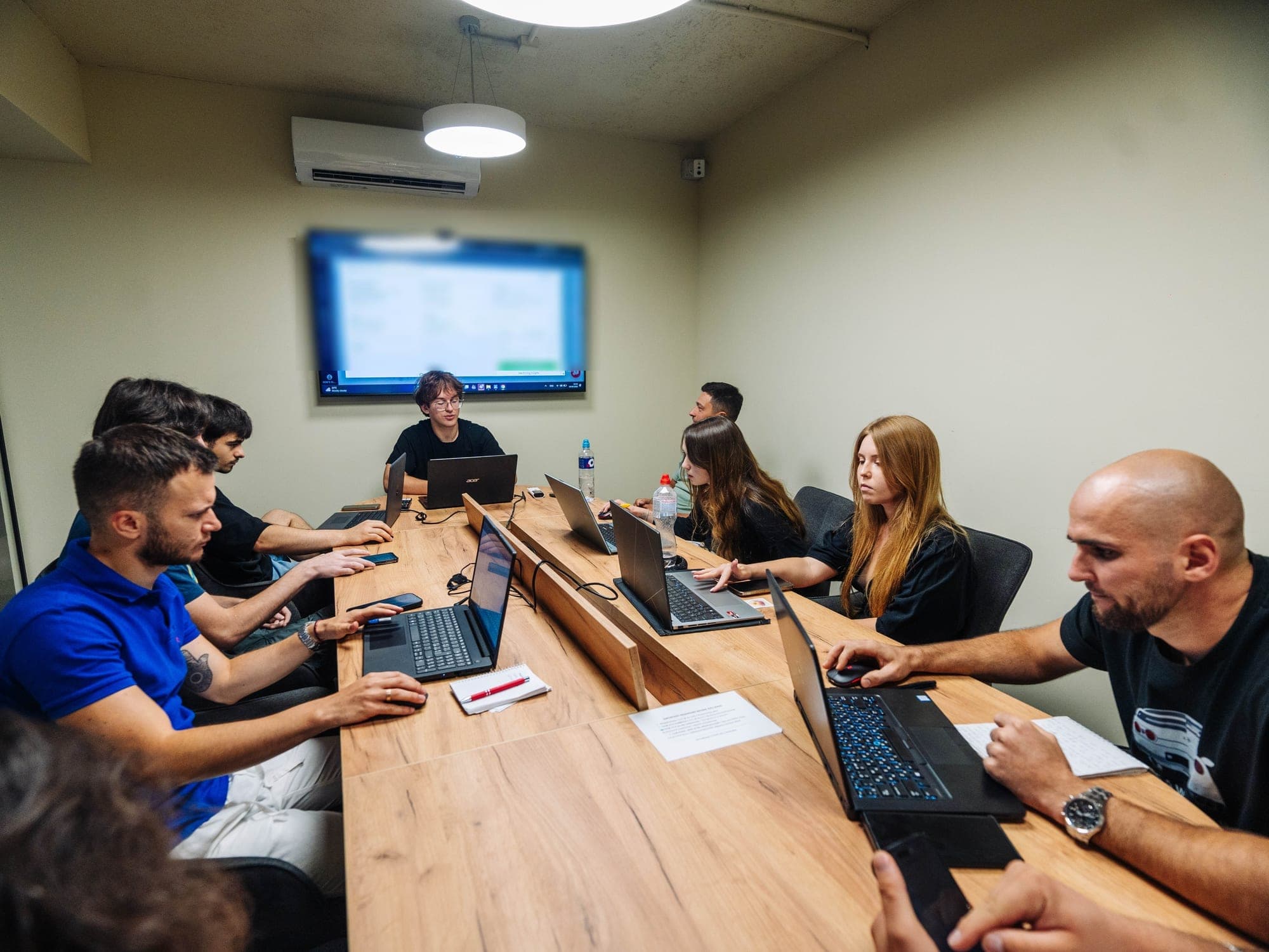 Занятие в классе Freight Path Academy в Кишинёве: группа за ноутбуками, на экране биржа грузов