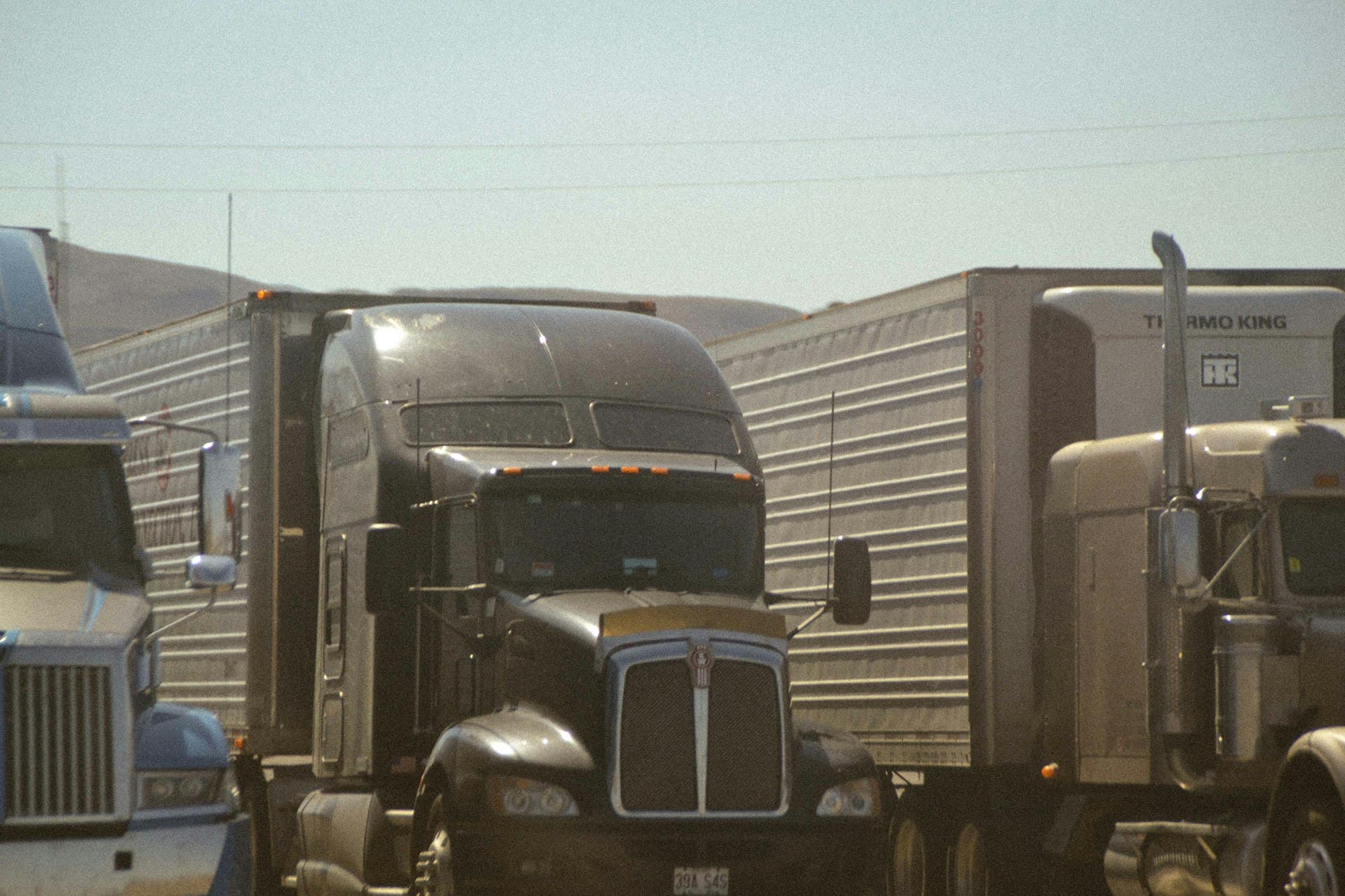Тягач Kenworth с рефрижераторным прицепом Thermo King на стоянке