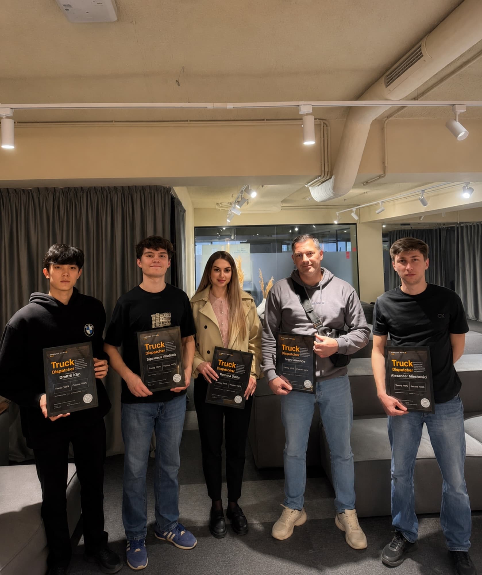 Выпускники Freight Path Academy с сертификатами Truck Dispatcher