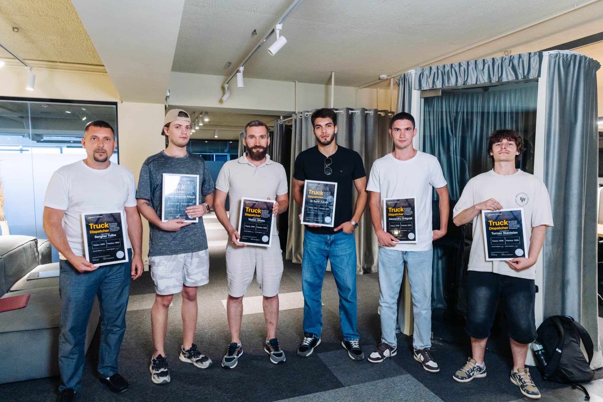 Шестеро выпускников офлайн-группы Freight Path Academy с именными сертификатами Truck Dispatcher в классе академии